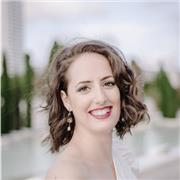 Sono cantante lirica e attualmente lavoro nel mondo dell’opera in Italia e all’estero, amante delle lingue e dell’insegnamento